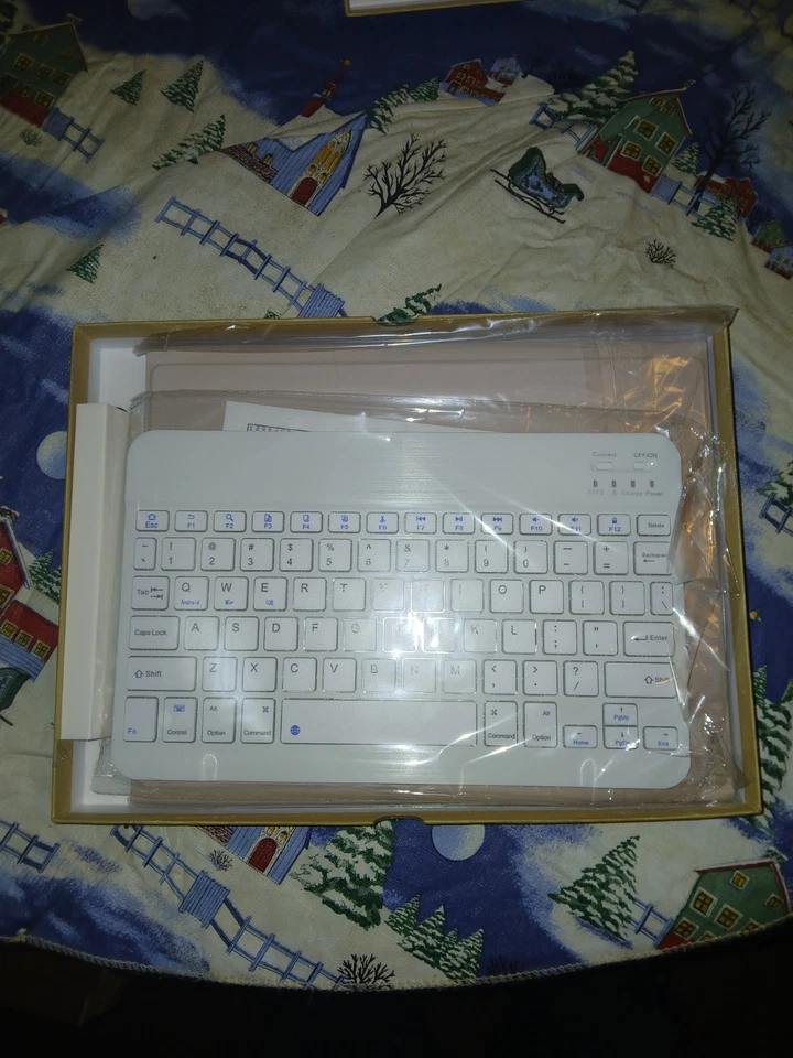 Apple iPad Case with Keyboard 7TH/8TH/9TH Generation, Pink - Image 4 of 4