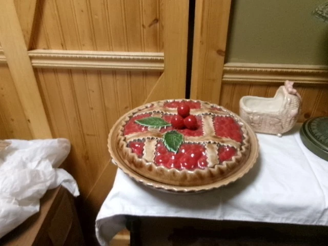 cherry pie dish with lid