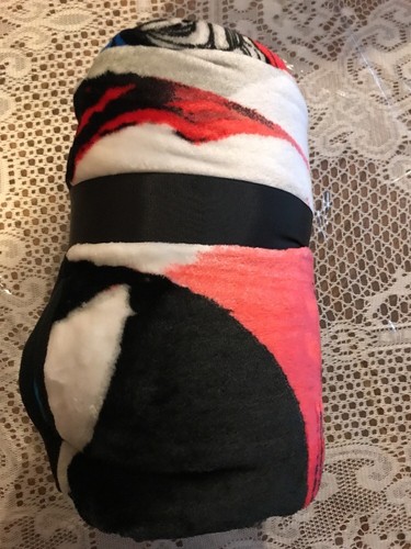 MARVEL PLUSH THROW 50" x 60" 100% POLYESTER, SUPER SOFT - NWT - Picture 2 of 3