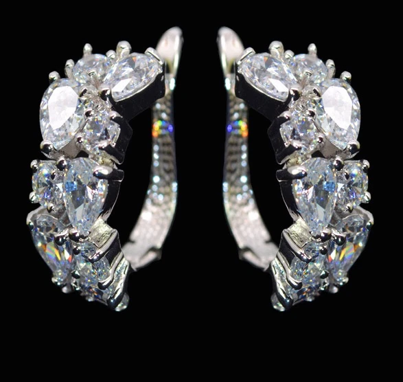 Pendientes de aro Huggie de diamantes simulados rellenos de oro blanco de 18k joyería nupcial Foto 3 de 4