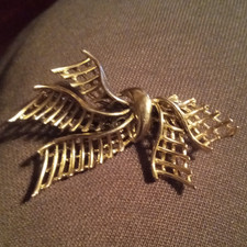 Gold Tone Bow Brooch Pin, Metal, No Stone, Fashion  Costumes Theme