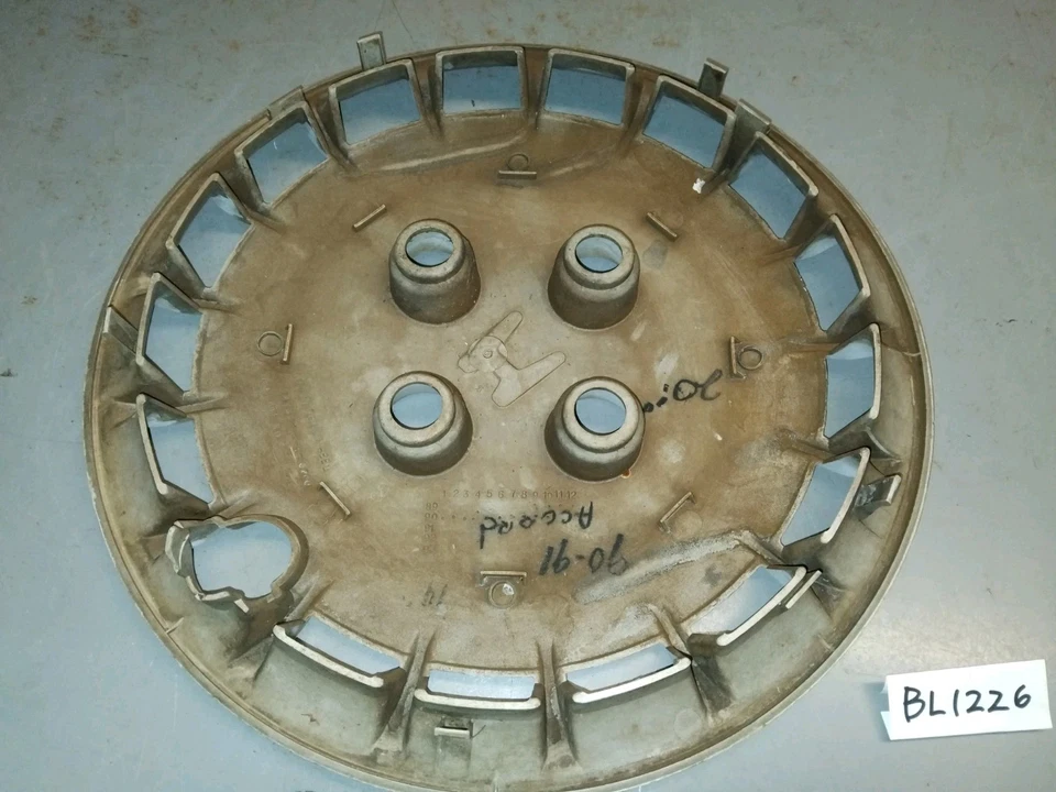 One 1990 1991 Honda Accord 14" hubcap Needs Love, Paint Too - See Details- Foto 2 de 4