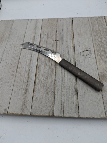 Cuchillo de queso Rada mango de aluminio inoxidable extremo bifurcado R139 hoja de 5" 9 3/4" Tota - Imagen 5 de 7