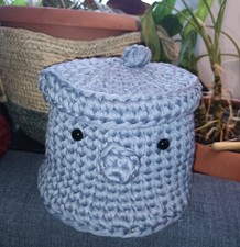 Cestino con coperchio porta gomitolo fatto a mano all'uncinetto, fondo legno.