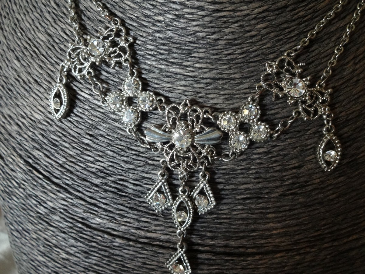 Collier Ras Du Cou Avec Plastron Filigrane Argenté Et Strass Blancs - 35cm + Rallonge