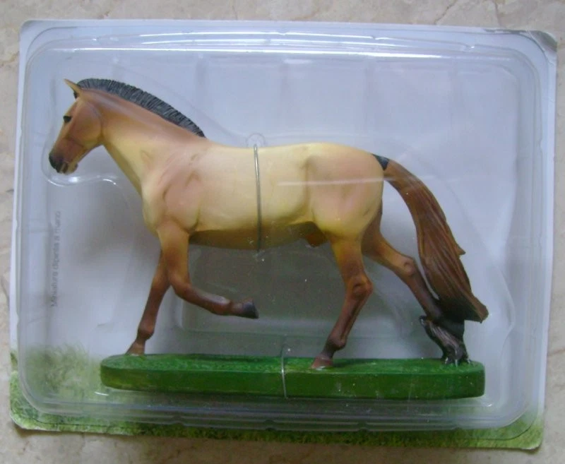 Cavallo degli scacchi, scultura in resina laccata bianca, anni '70