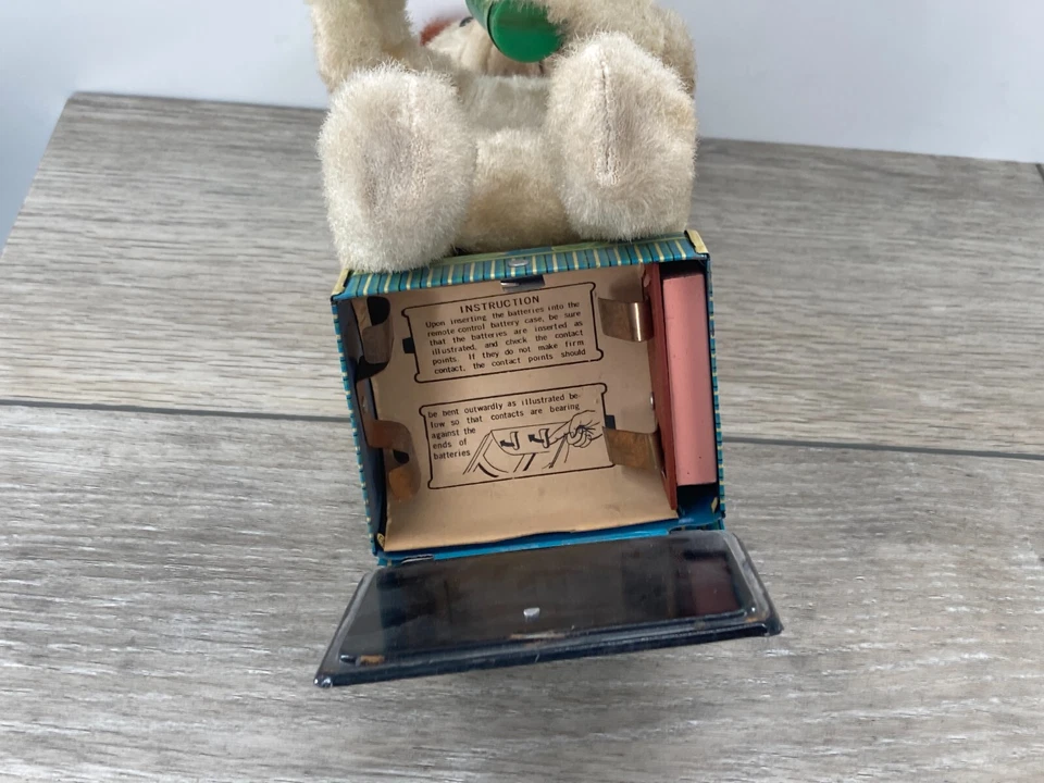 Винтажная механическая жестяная игрушка медведь Yonezawa на батарейках с подсветкой для питья молока - Изображение 3 из 4