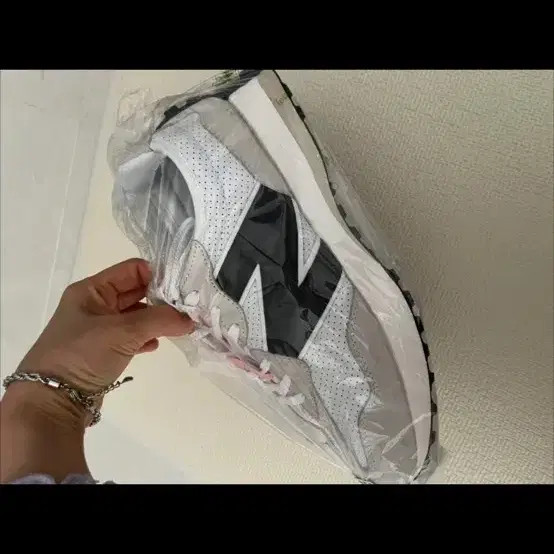 New Balance 327 Sneakers - Rare Version, Excellent Condition thumbnail 3