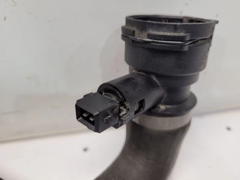 BMW 330Ci 2002 (3,0 L/AT) manguera superior del radiador Foto 2 de 4