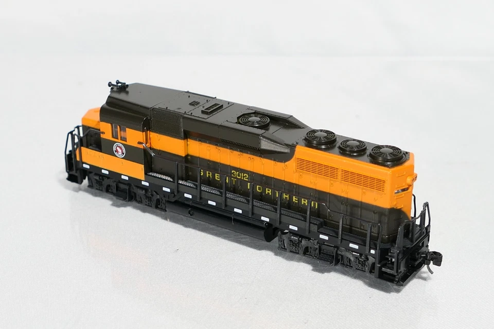 Atlas 4731 N Scale DC Diesel Locomotive Great Northern 3012 EMD GP30 - Image 2 of 3