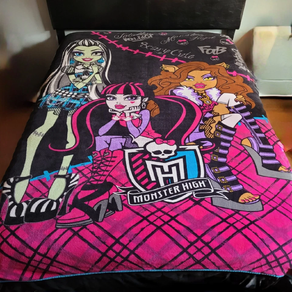 Monster High Blanket, Flat Sheet, And Pillow Case. Twin Size. - Image 2 of 4