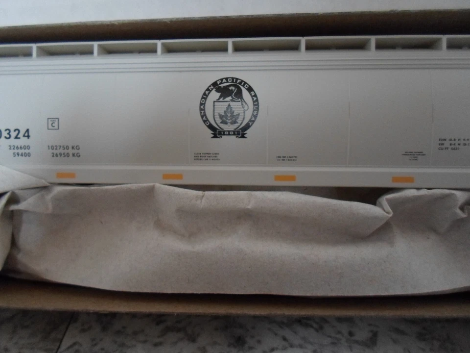 Accurail #2115 Canadian Pacific 3 bay covered hopper - Image 3 of 3