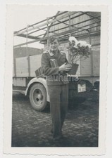 Luftwaffe Offizier-mit Geschenk  und  Blumentopf 2.WK (S768)
