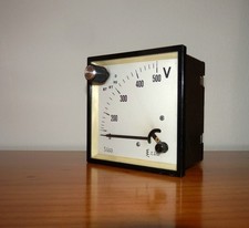 VOLTMÈTRE ANALOGIQUE : 0-500 V - TENSIOMÈTRE ENTRE LES PHASES : RS-RT- ST