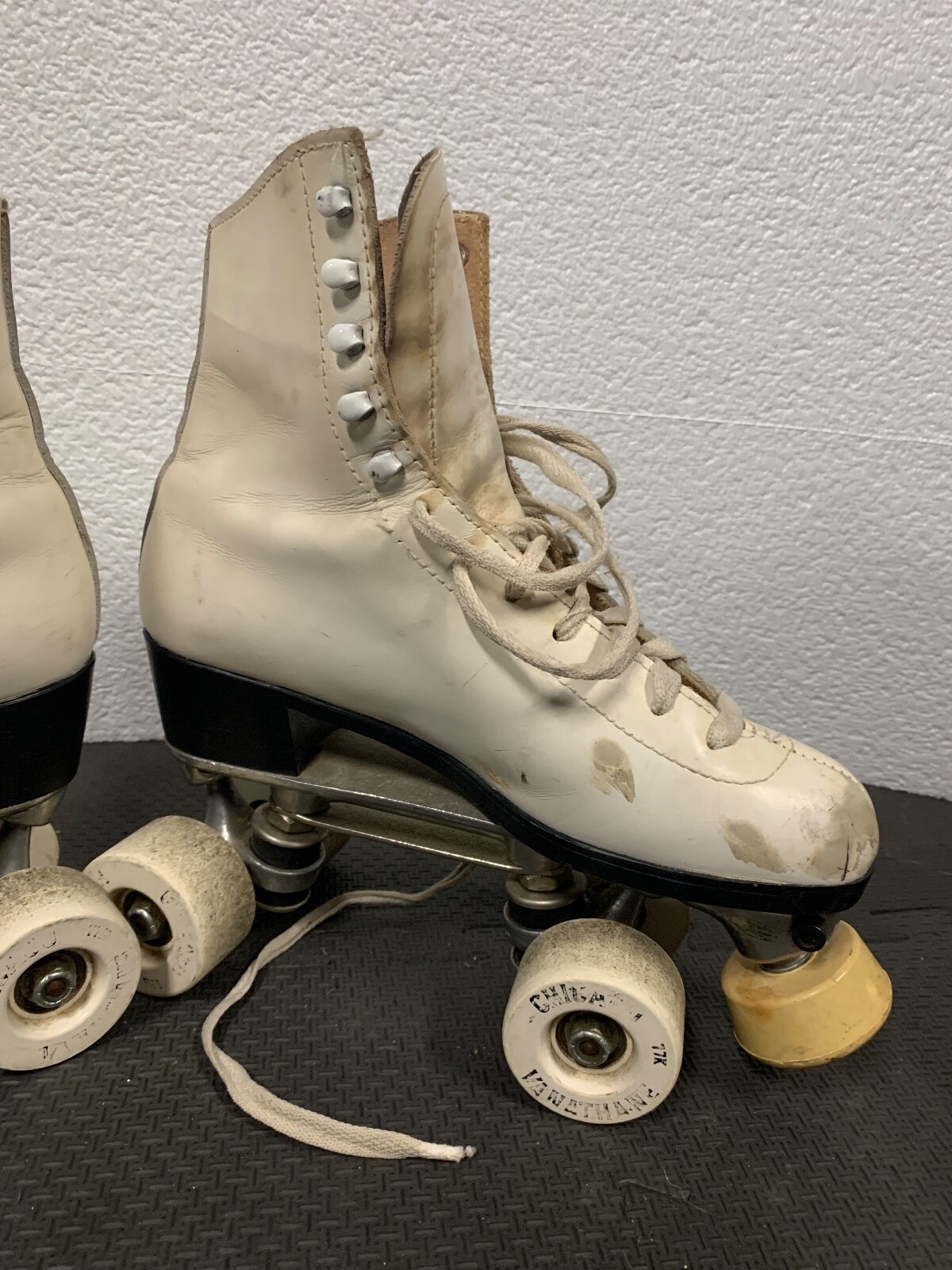 Vintage Chicago Riedell Womens 6 White Leather Roller Skates w