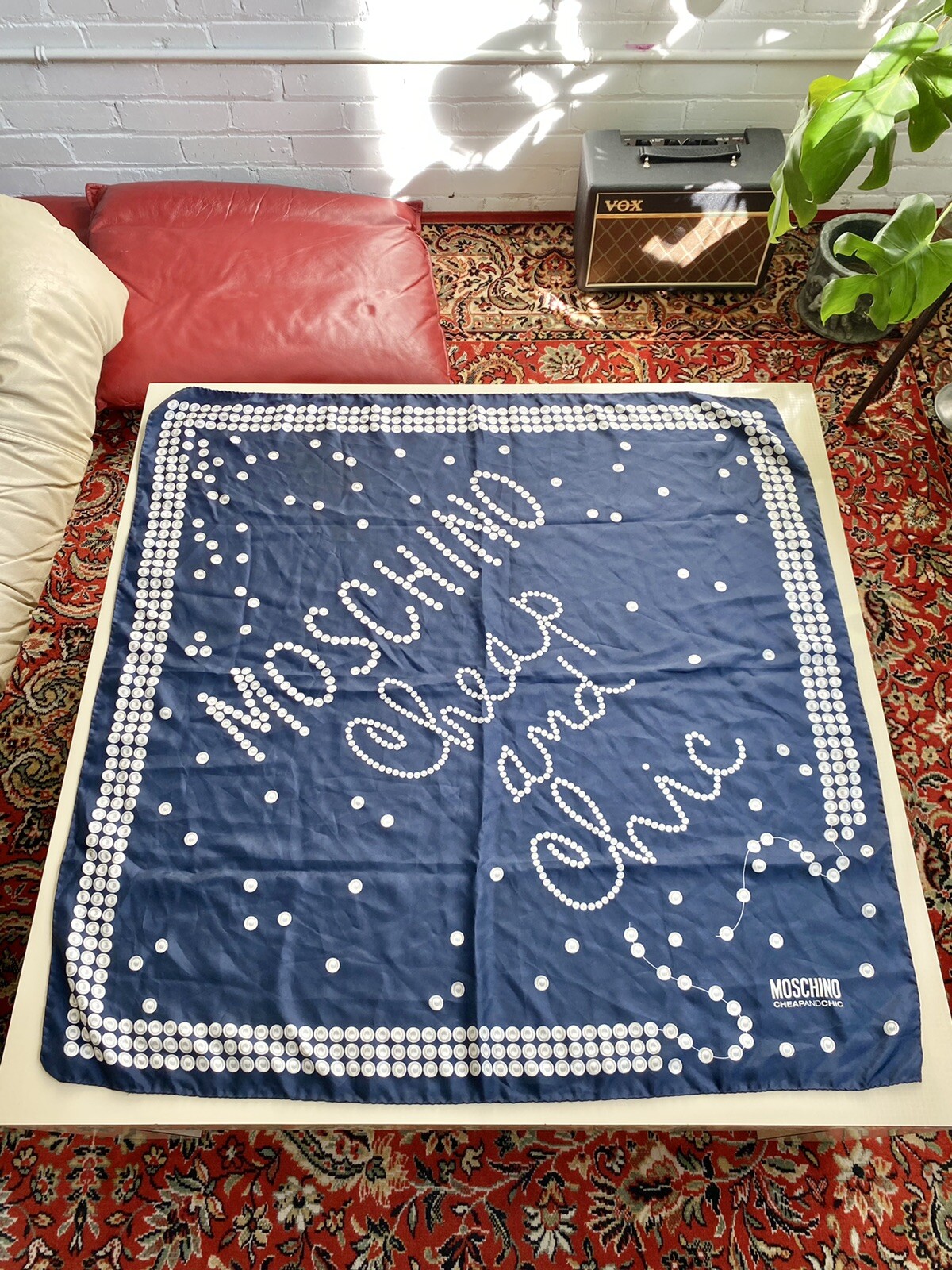 "Bufanda de seda vintage MOSCHINO barata y elegante con logotipo grande de perlas marinas 34x34"""