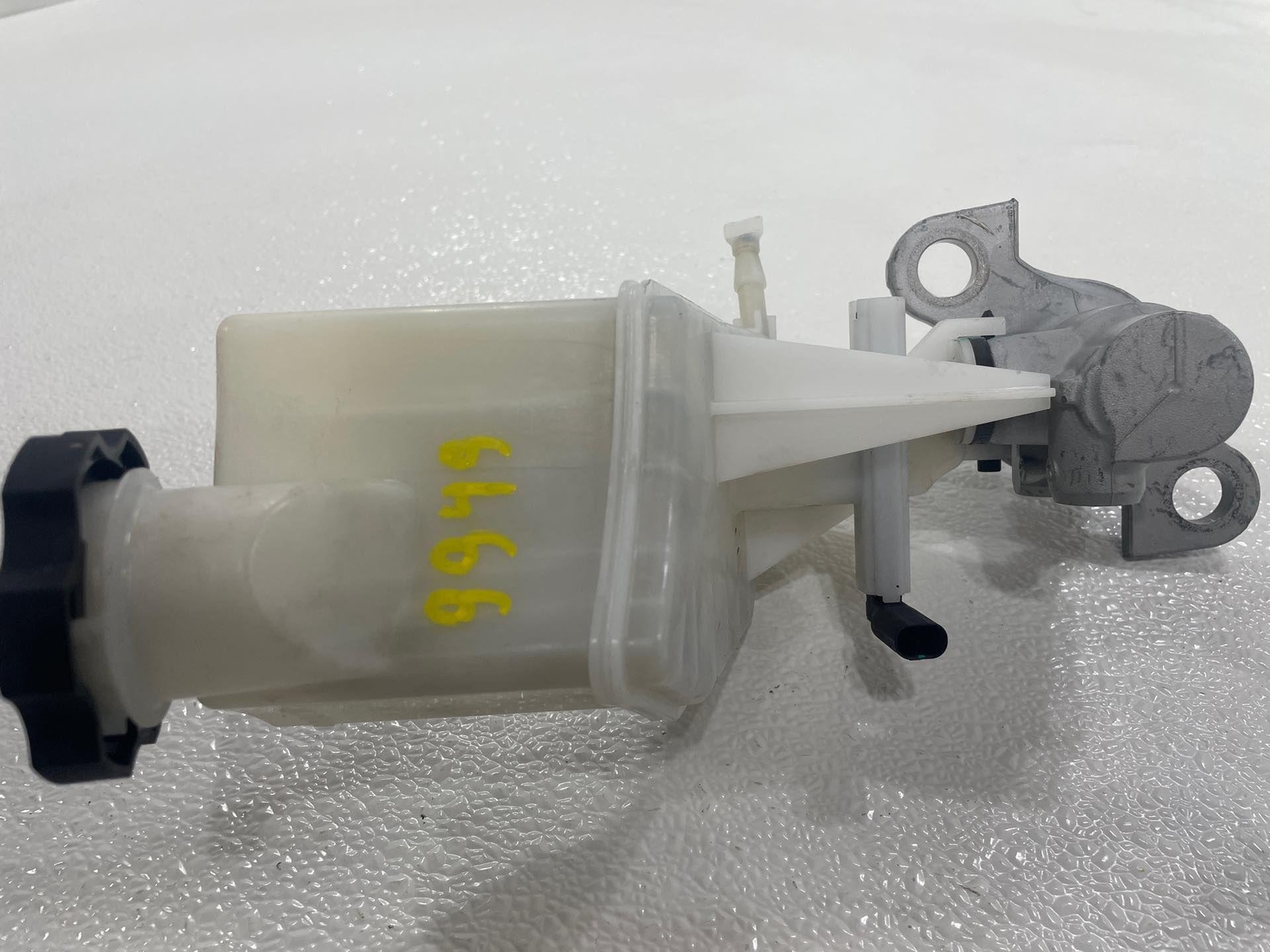 Fits 2018 - 2023 CHEVY EQUINOX 1.5L Brake Master Cylinder w Reservoir OEM