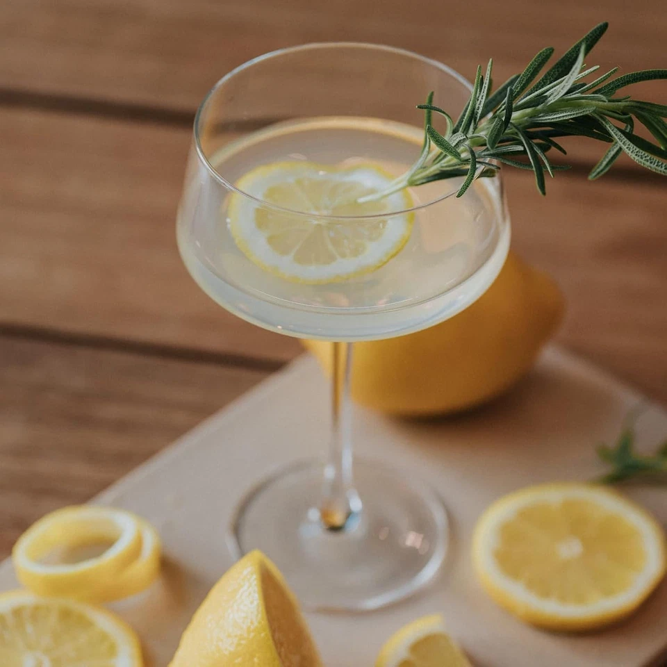 TAG Luxe Martini Vasos - Juego de 4 Cristal Soplado a Mano con Cuchara de Barra Foto 2 de 4