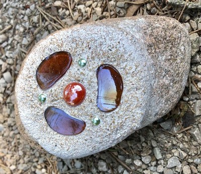 Mosaik auf Naturstein Mandala aus Glas-Steinen  & Wachsperlen handmade Unikat