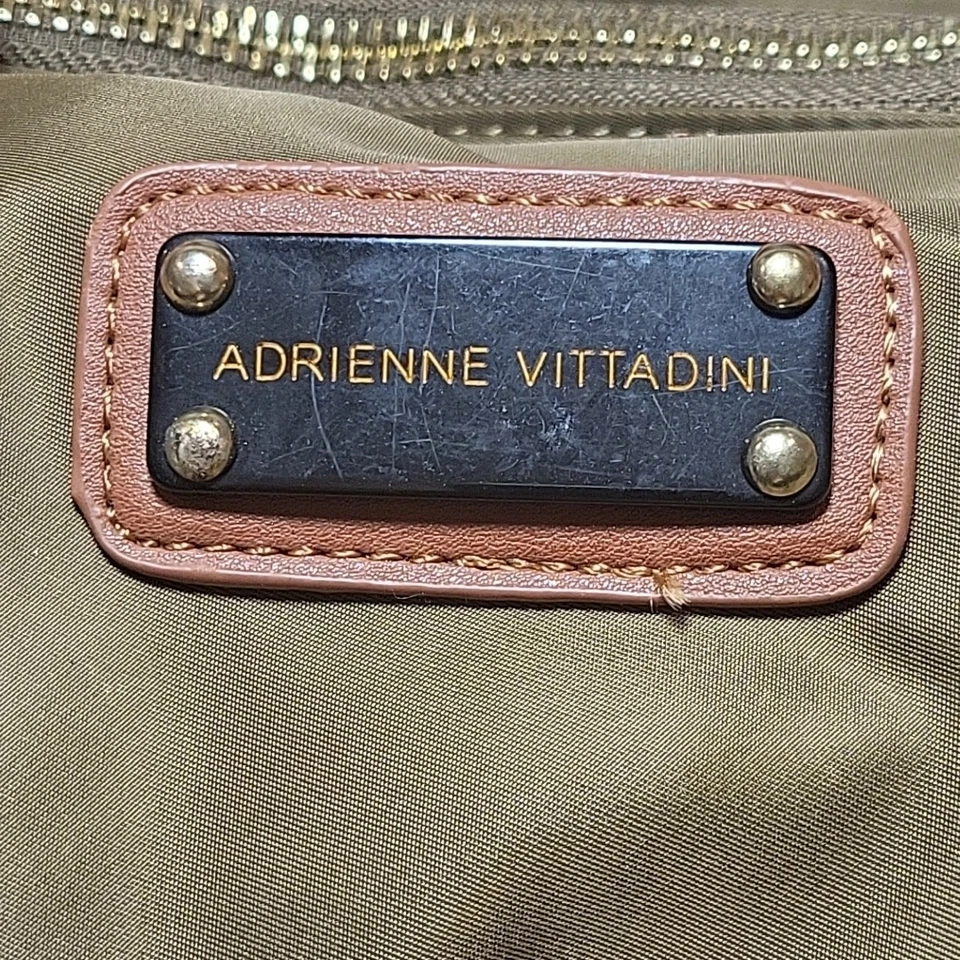 Equipaje de mano Adrienne Vittadini marrón acolchado viaje durante la noche bolsa de fin de semana Foto 2 de 4