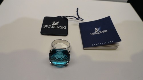 Anillo Swarovski Merlín Talla EE. UU. 8 Azul Agua Corte Cojín Tono Plata Firmado Raro - Imagen 2 de 12