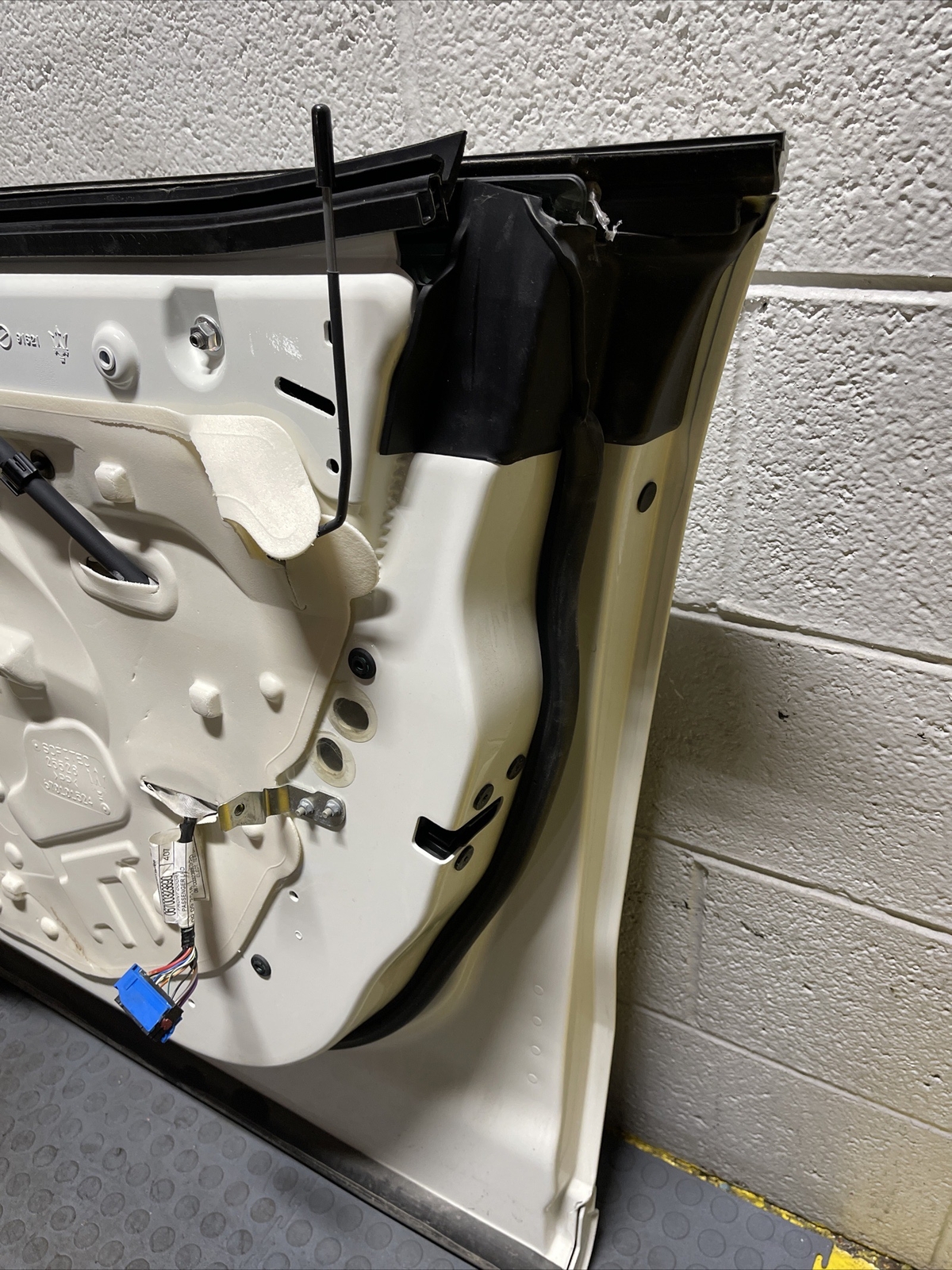2017-2024 Maserati Levante M161 Front Right Door White Assembly OEM *NOTE