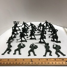 GI Green Plastic Army men WW2 Soldier Figures Lot of 25