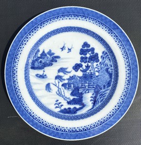 A very nice 18th century Qianlong period Chinese blue and white dish