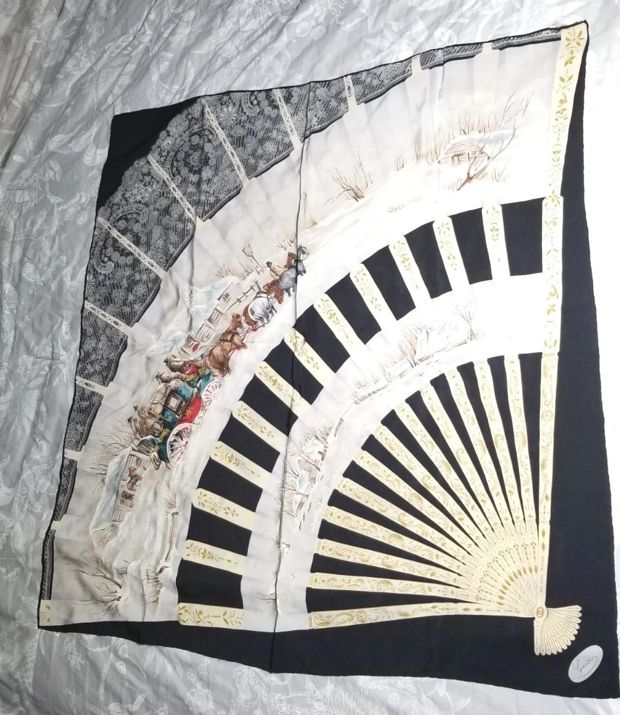 Foulard vintage Gucci Italie 100% soie hiver scène cheval et calèche sur éventail main