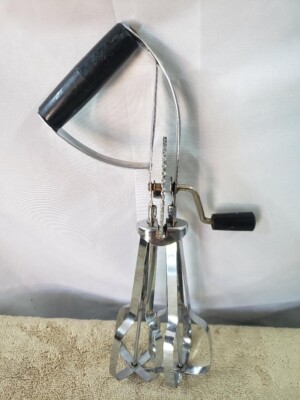 VINTAGE ECKO Manual EGG BEATER MIXER w BLACK SIDE ANGLED HANDLE  USA