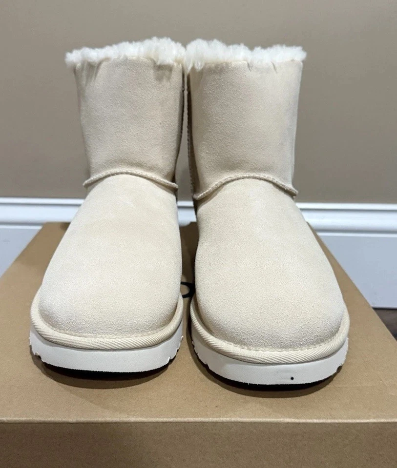 NUEVO EN CAJA Mujer UGG Talla 8 Mini Bailey Gamuza Arco Bota CRM Crema Marfil Foto 4 de 4