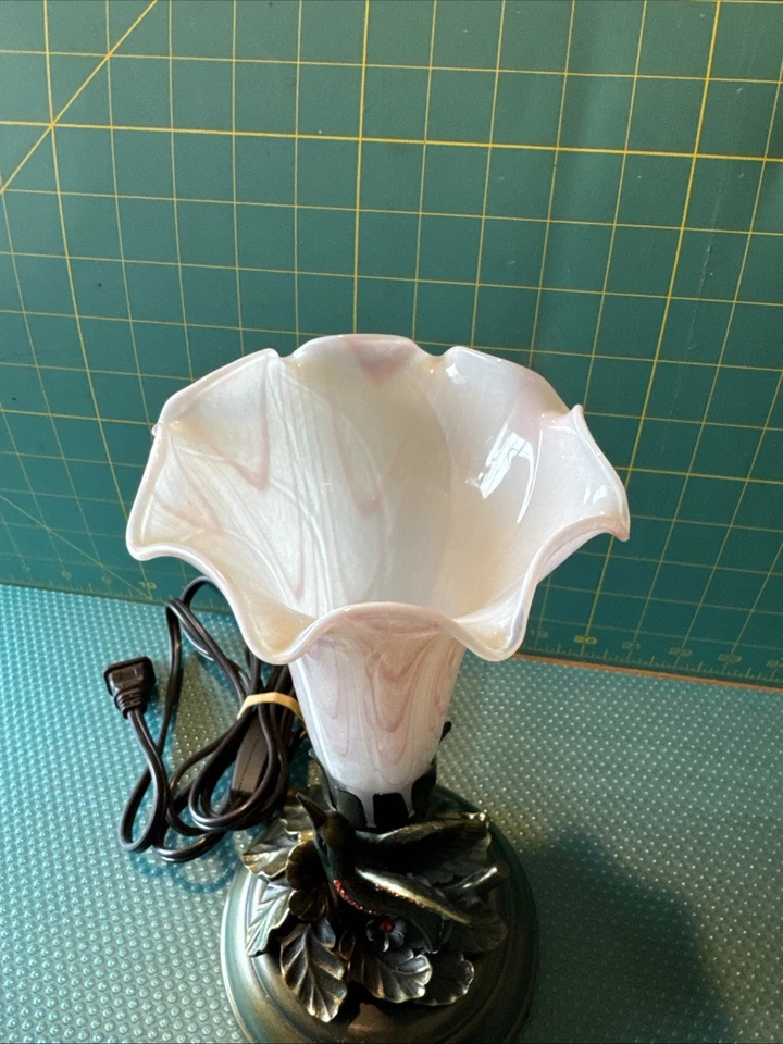 Dale Tiffany Hummingbird Lily Accent MCM Lamp Pink Art Glass Shade & Brass Base - Image 3 of 4