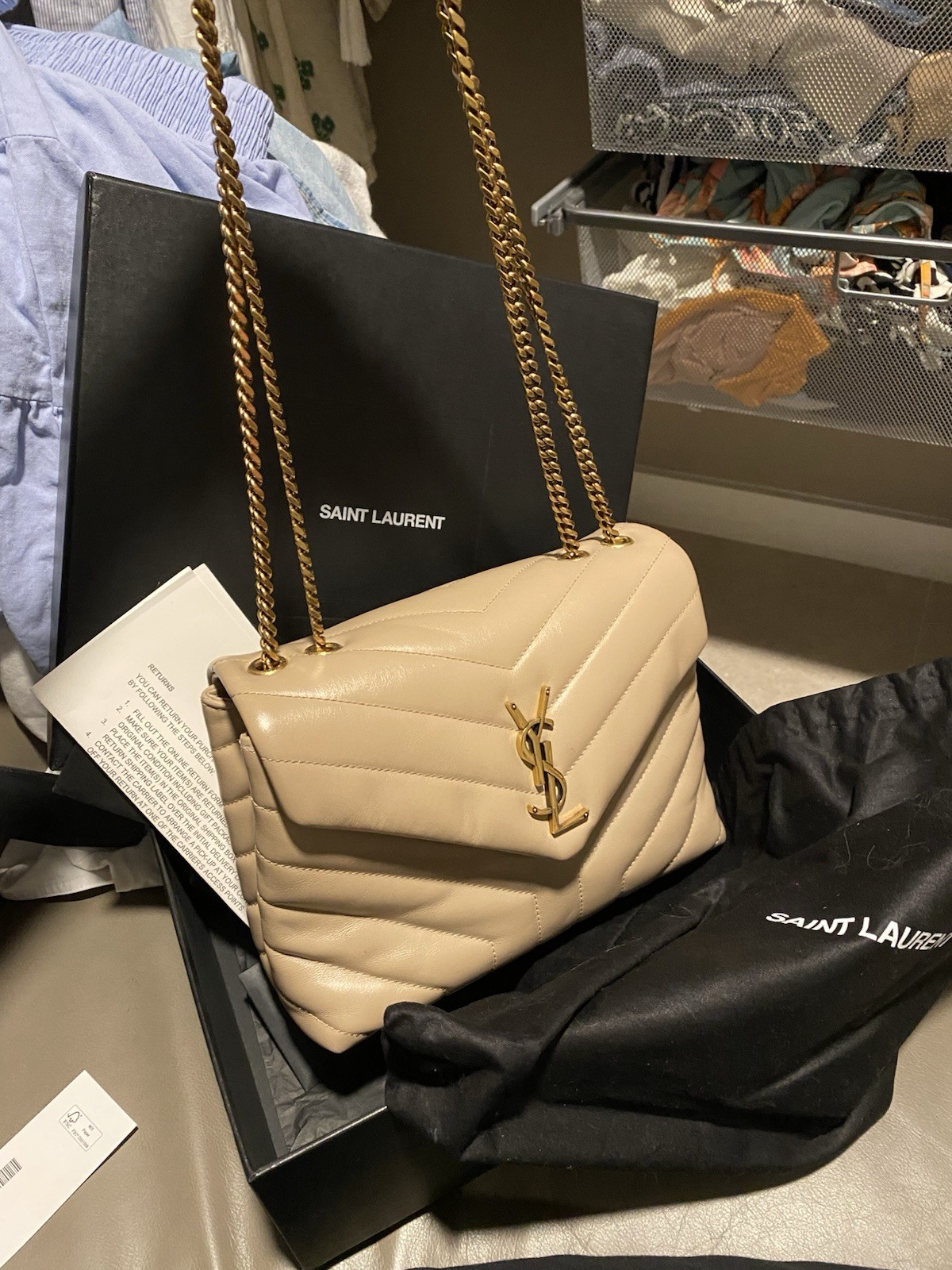 Borsa a tracolla Saint Laurent Loulou piccola in pelle beige scuro trapuntata