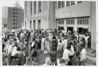 1983 Press Photo Crowds waiting outside the City Hall - lra12802