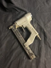 Senco Model L Pneumatic 18 Gauge 1/4" Crown Stapler 5/8" - 1" Staples L10-13 USA