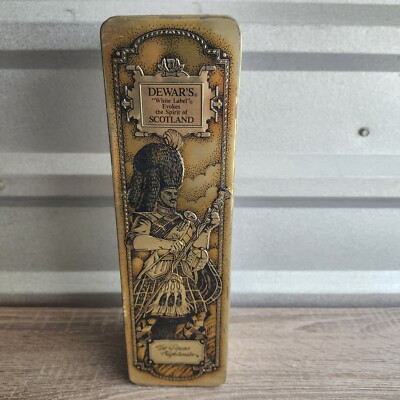  VINTAGE DEWARS HINGED ''WHITE LABEL'' EVOKES THE SPIRIT OF SCOTLAND TIN (EMPTY)