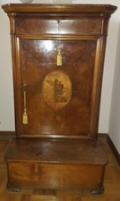 Antico inginocchiatoio del 1800 in noce con angelo, elegante mobiletto, comodino