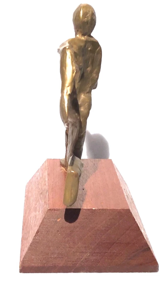 J R 1992 BRONCE BRUTALISTA ABSTRACTO MODERNISTA FIGURA CORREDORA ESCULTURA BASE DE MADERA Foto 3 de 4