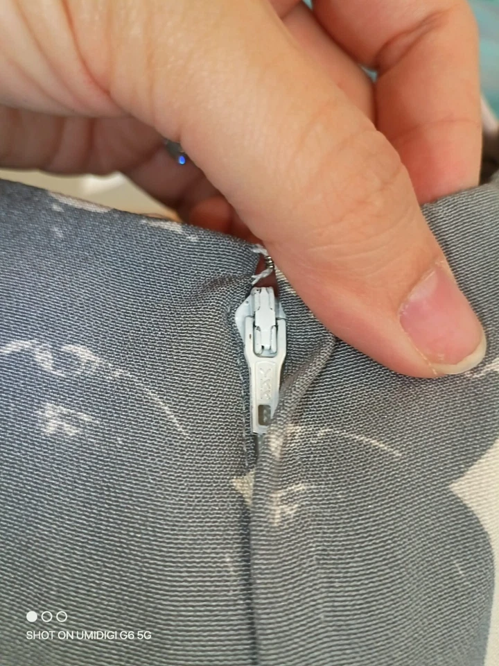 Vestido Vintage Givenchy × Lapine 100% Seda M • Colla de Bolinhas Cinza-Creme - Imagem 4 de 4