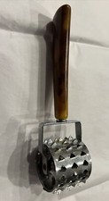 Rullo tenderizzatore carne vintage manico bachelite/plastica 6 1/2" pat pendente