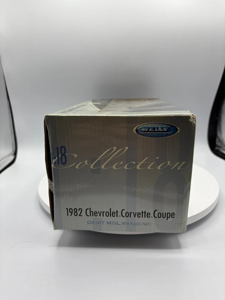 Welly 1982 Chevy Corvette Coupe  1:18 Scale White #12546W - Image 2 of 4