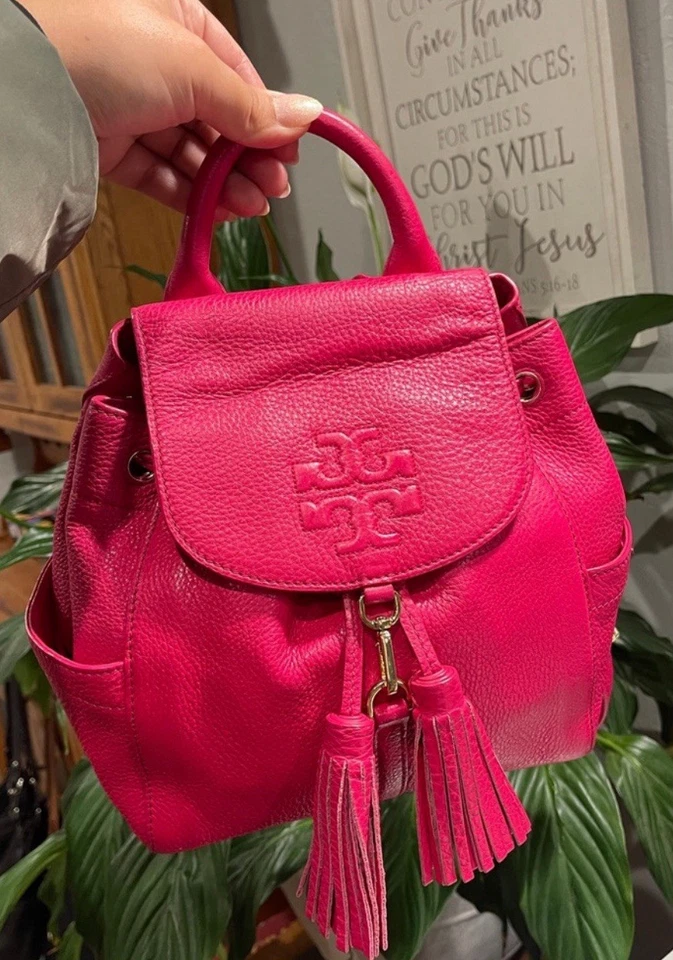 Mochila Barbie Rosa $450 Tory Burch Thea Cuero Guijarro Borla Usada en Excelente Condición Foto 3 de 4