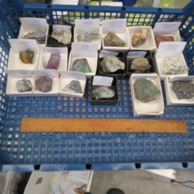 Set Display Mineralienproben aus weltweiten Orten