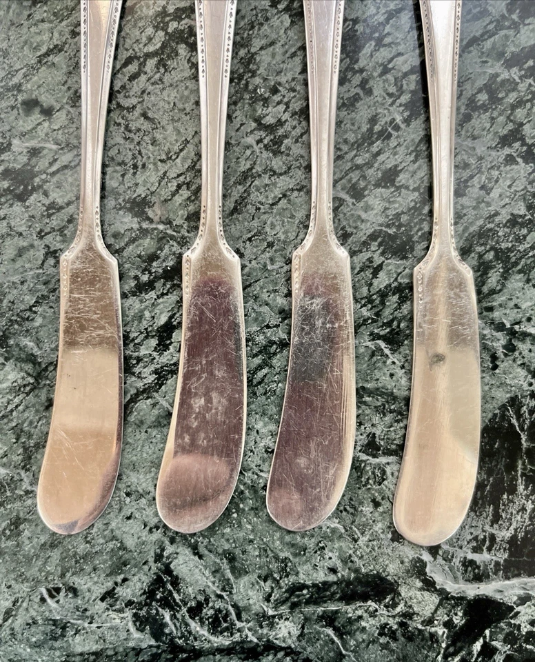 4 cuchillos de mantequilla enchapados Tudor con monograma Foto 4 de 4