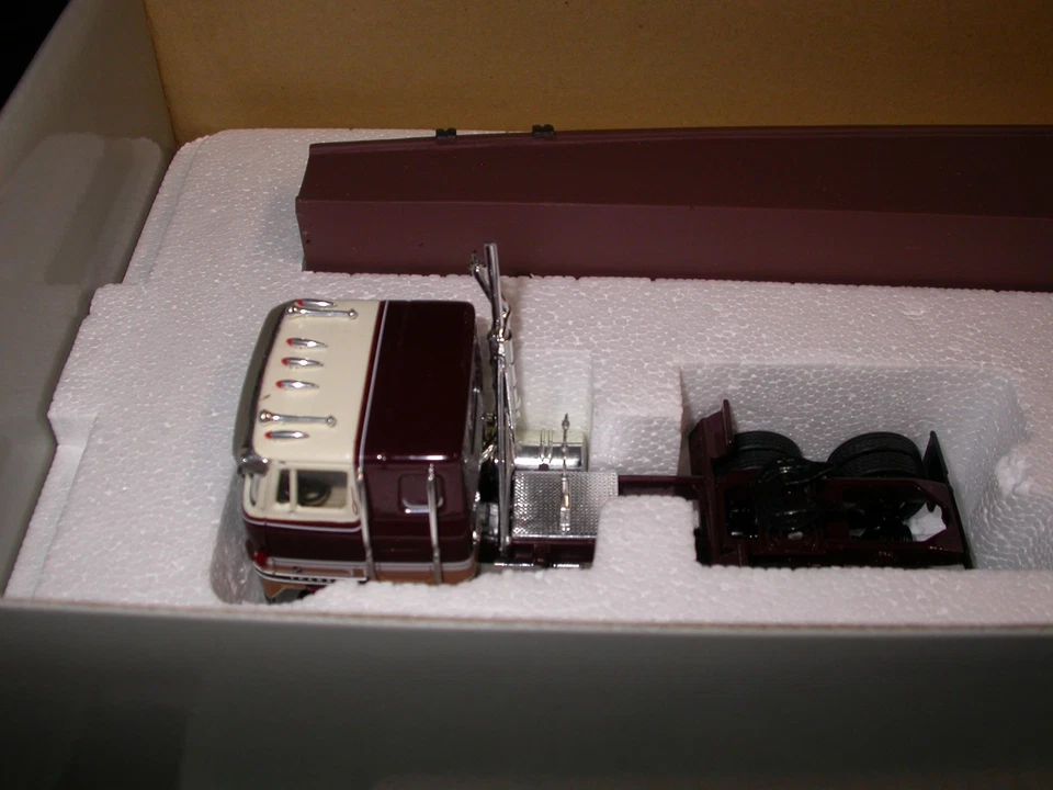 Corgi Premier Heavy Haulers US 55401 International Transtar w/ girder load - Image 2 of 4