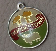 * NICE BORDERTOWN 16MM WHITE METAL PENDANT CHARM GOOD CONDITION #MQT32