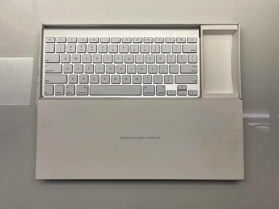 Apple Wireless Keyboard 3rd Generation A1314 In Box - Image 2 of 3