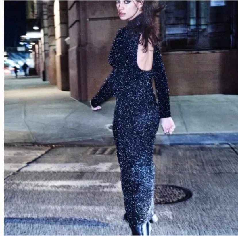 Vestido ceñido al cuerpo ZARA negro tejido brillante cuello alto con espalda abierta y oropel M Foto 2 de 4
