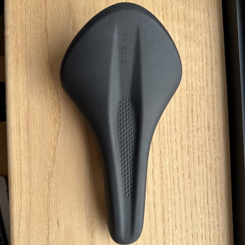 Fizik Tempo Aliante R5 Saddle (145mm) - endurance/comfort saddle, light weight