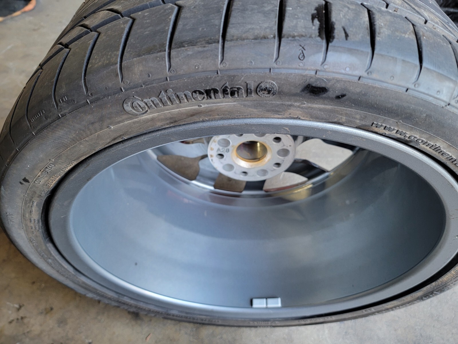 AUDI R8 FRONT RIM WHEEL WITH TIRE OEM 420601025AN 10-15
